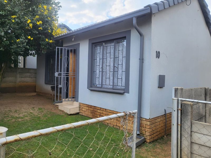 Small starter Family - Experience Comfortable Family Living in a Safe and Beautiful Naturena Home - Photo 1