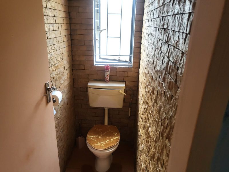 Small starter Family - Experience Comfortable Family Living in a Safe and Beautiful Naturena Home - Photo 10
