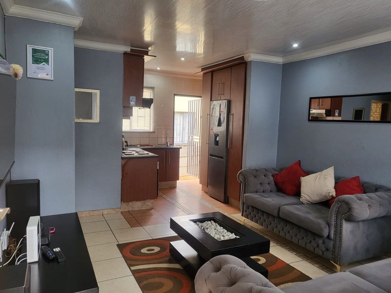 Small starter Family - Experience Comfortable Family Living in a Safe and Beautiful Naturena Home - Photo 9