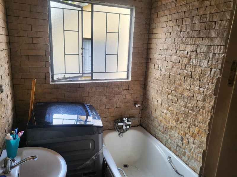 Small starter Family - Experience Comfortable Family Living in a Safe and Beautiful Naturena Home - Photo 7