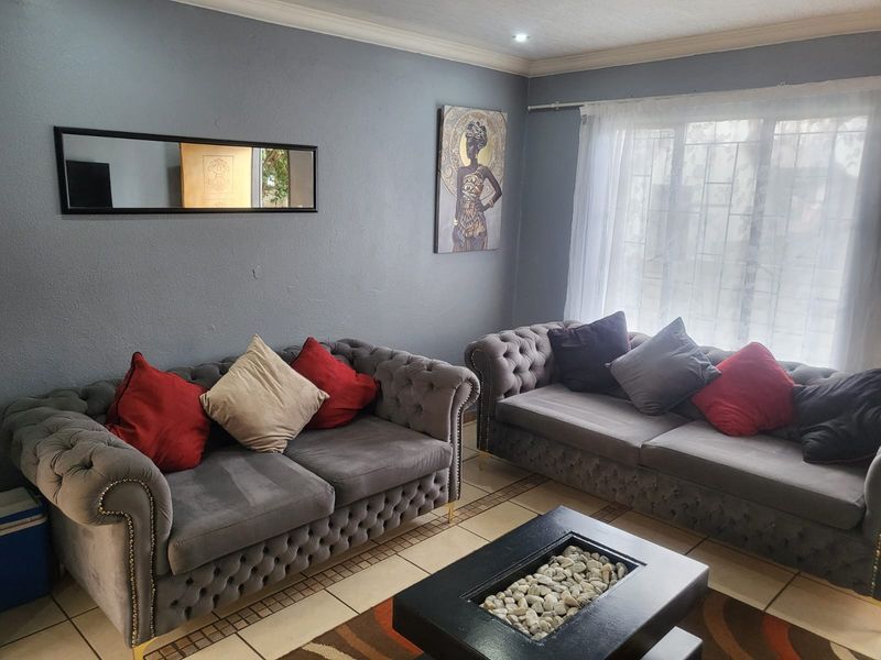 Small starter Family - Experience Comfortable Family Living in a Safe and Beautiful Naturena Home - Photo 6