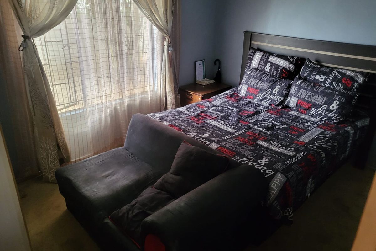 Small starter Family - Experience Comfortable Family Living in a Safe and Beautiful Naturena Home - Photo 4