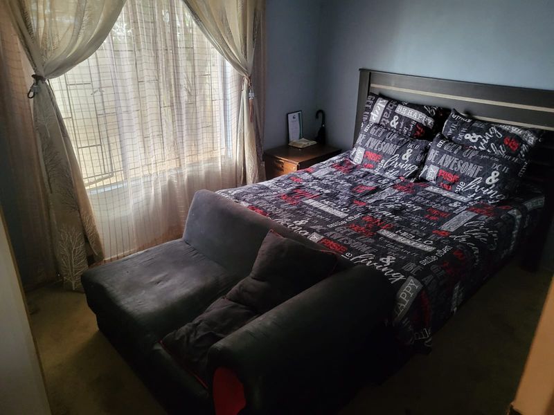 Small starter Family - Experience Comfortable Family Living in a Safe and Beautiful Naturena Home - Photo 4