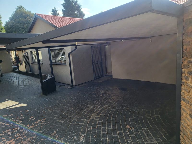Space, Security & Serenity – Family Home with a Massive Yard in Safe and Sought- in Ridgeway - Photo 2
