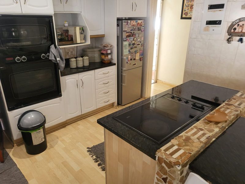 Space, Security & Serenity – Family Home with a Massive Yard in Safe and Sought- in Ridgeway - Photo 3