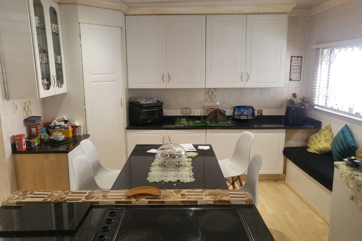 Space, Security & Serenity – Family Home with a Massive Yard in Safe and Sought- in Ridgeway - Photo 5