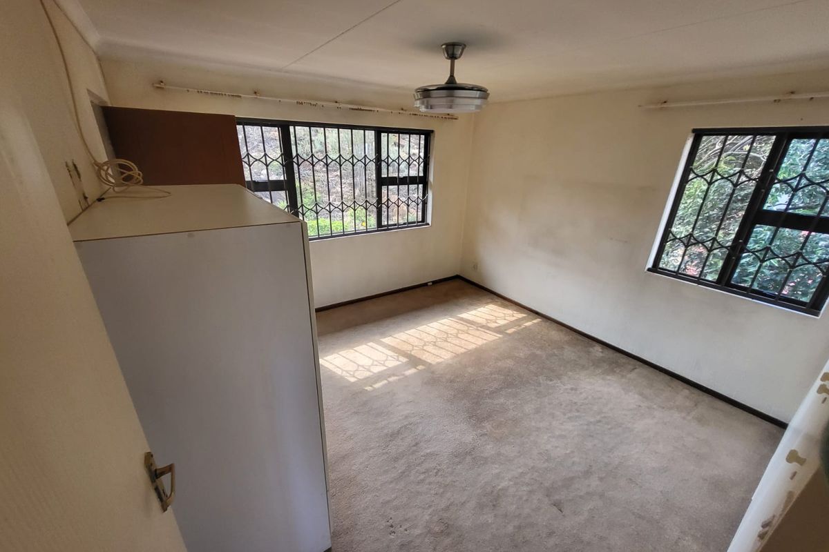 Elegant Duplex Townhouse Living in Prestigious Ridgeway - Photo 3