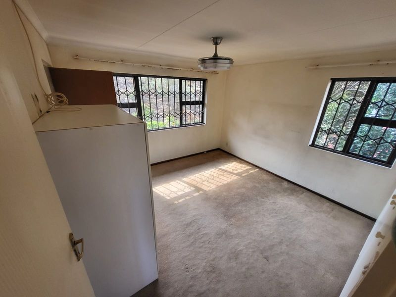 Elegant Duplex Townhouse Living in Prestigious Ridgeway - Photo 3