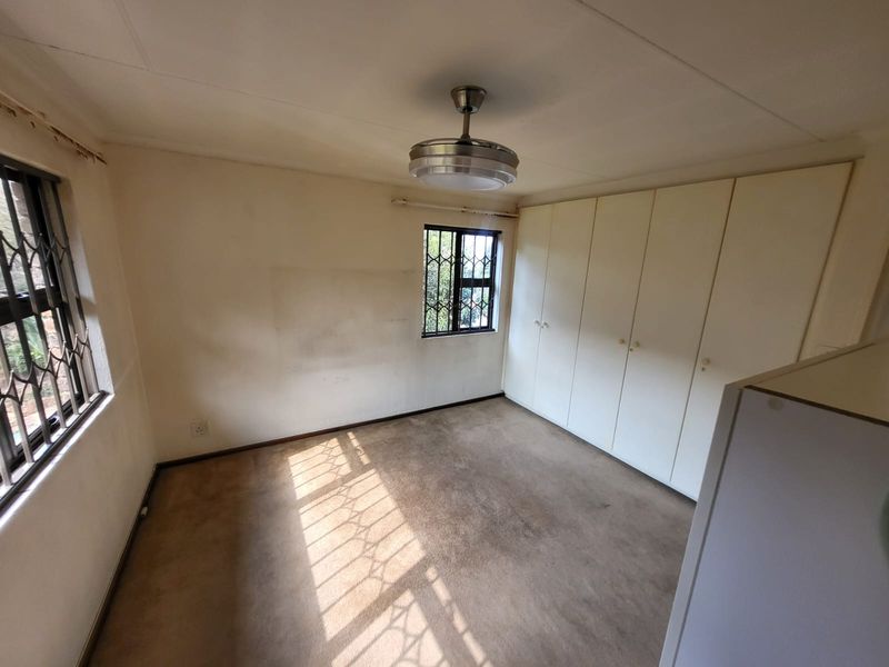 Elegant Duplex Townhouse Living in Prestigious Ridgeway - Photo 10