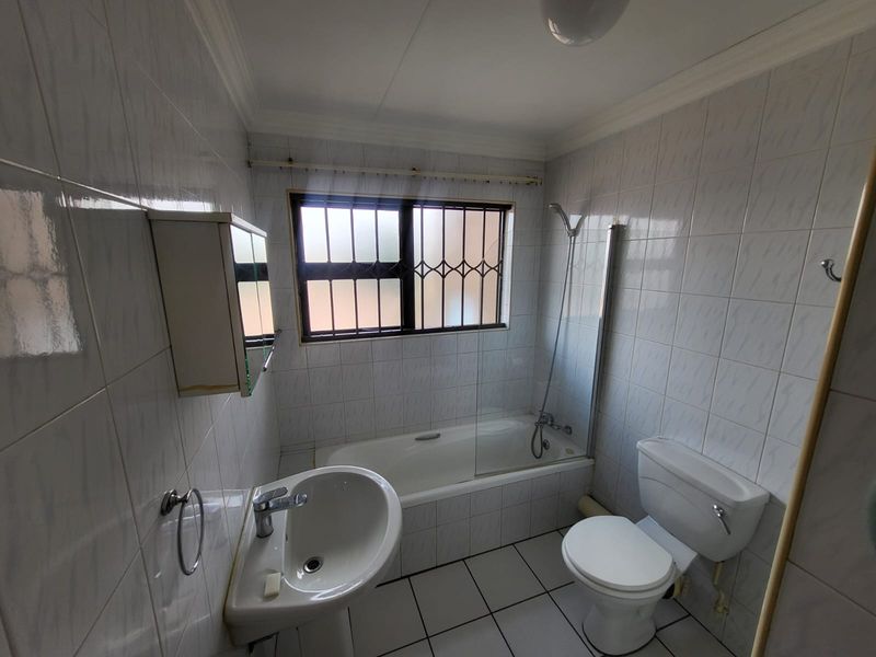 Elegant Duplex Townhouse Living in Prestigious Ridgeway - Photo 9