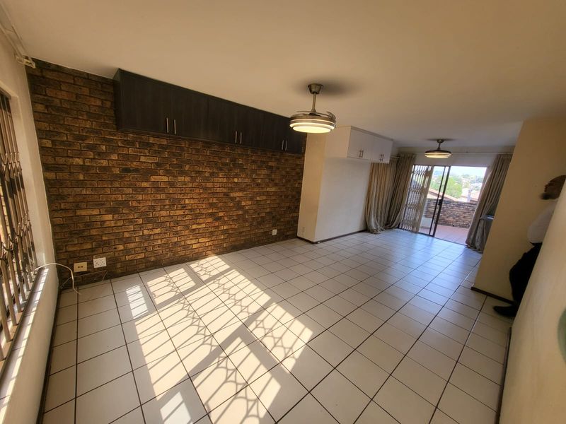 Elegant Duplex Townhouse Living in Prestigious Ridgeway - Photo 6