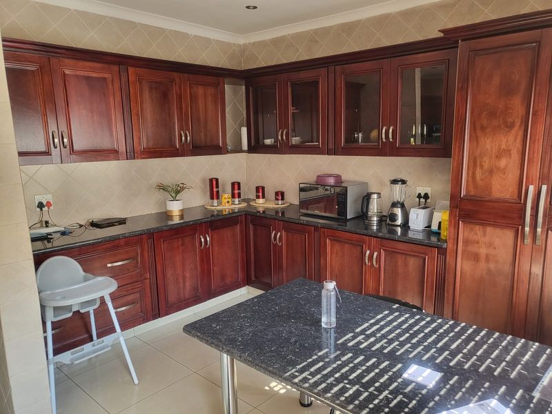 Discover Comfort and Space in This Beautiful Regent Park Family Home - Photo 2