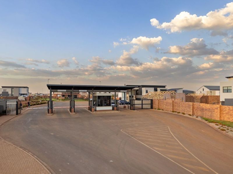 Elegant Double-Storey Living in Fountainbrook Estate - Photo 8