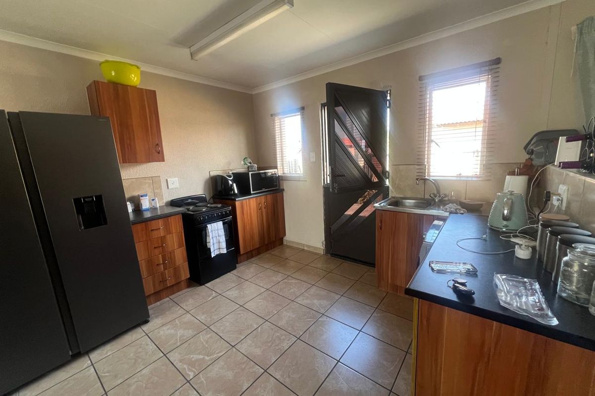 Stunning 3-bedroom house for sale in Waterkloof Hill Estate, Rustenburg – your dream home awaits! - Photo 2