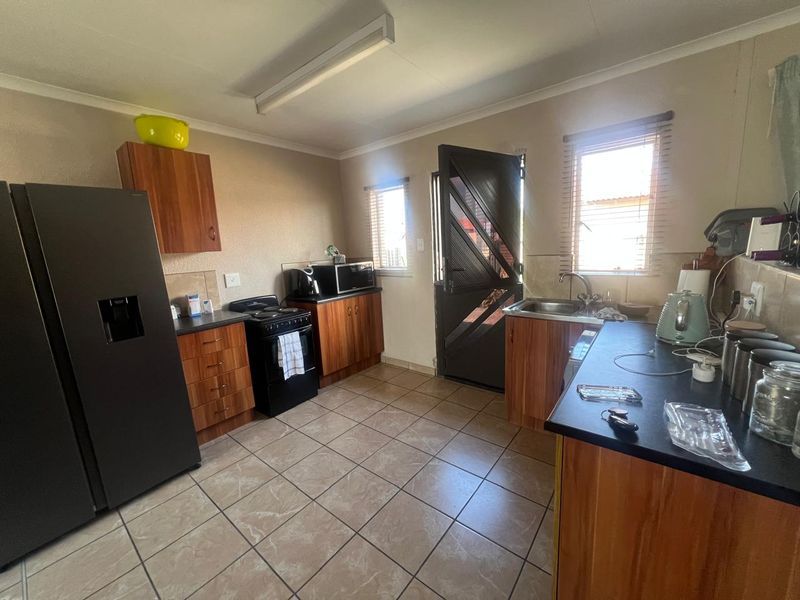 Stunning 3-bedroom house for sale in Waterkloof Hill Estate, Rustenburg – your dream home awaits! - Photo 2