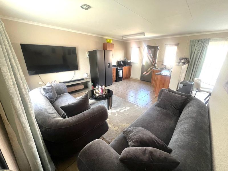 Stunning 3-bedroom house for sale in Waterkloof Hill Estate, Rustenburg – your dream home awaits! - Photo 5
