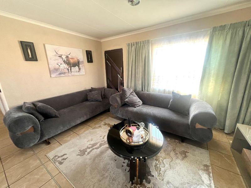 Stunning 3-bedroom house for sale in Waterkloof Hill Estate, Rustenburg – your dream home awaits! - Photo 6