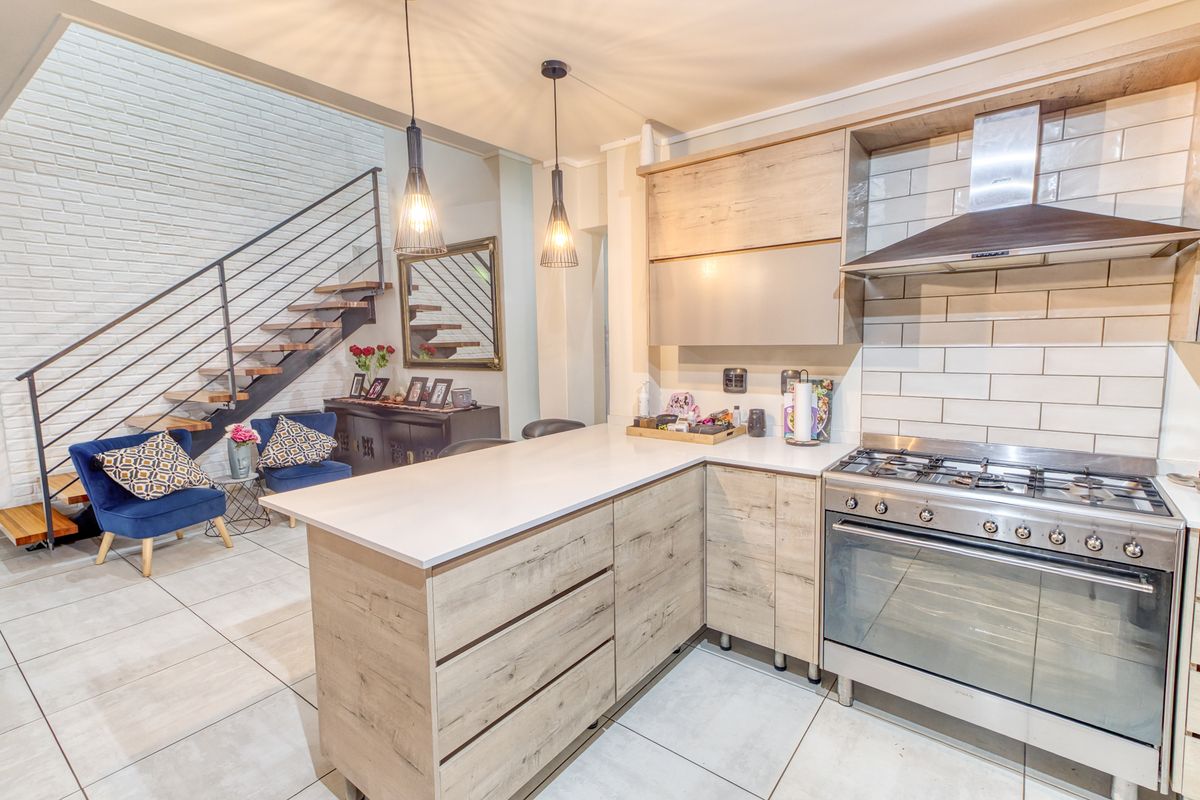 Modern Family Living with Energy Efficient Convenience in Noordhang. - Photo 3