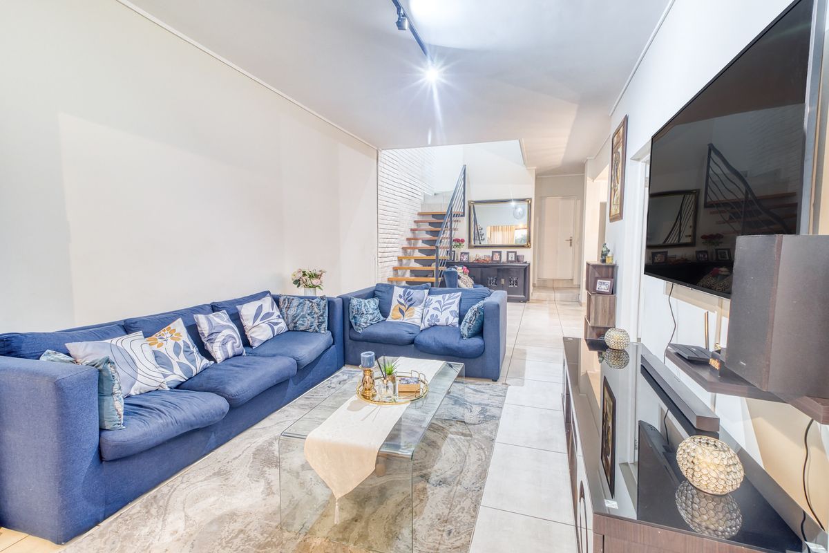 Modern Family Living with Energy Efficient Convenience in Noordhang. - Photo 4