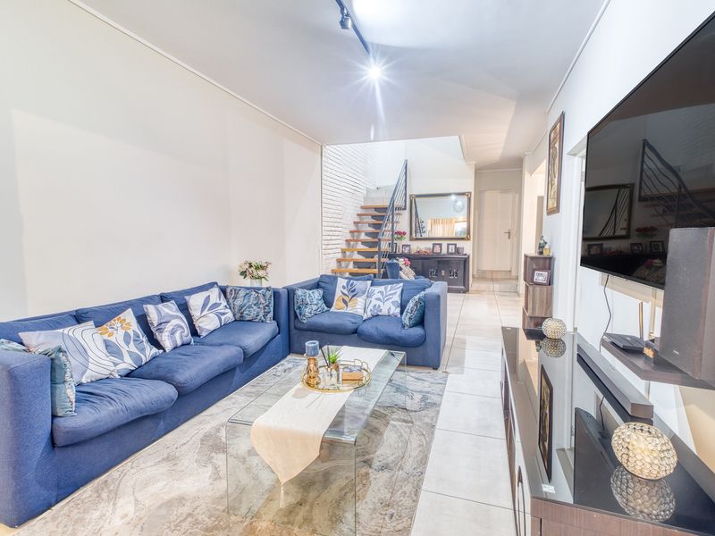 Modern Family Living with Energy Efficient Convenience in Noordhang. - Photo 4
