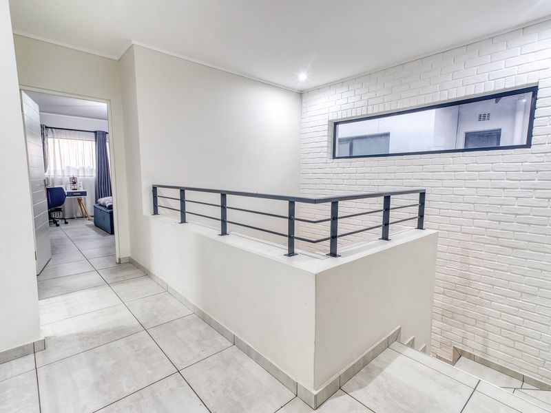 Modern Family Living with Energy Efficient Convenience in Noordhang. - Photo 9