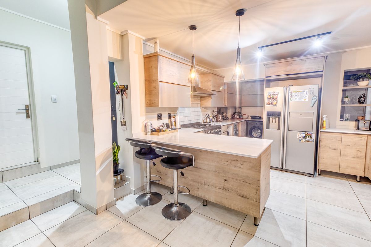 Modern Family Living with Energy Efficient Convenience in Noordhang. - Photo 2