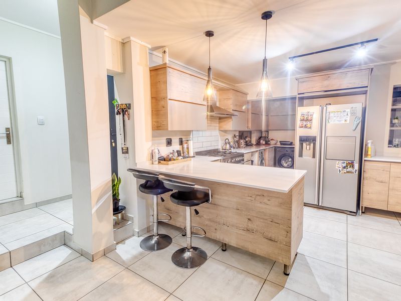 Modern Family Living with Energy Efficient Convenience in Noordhang. - Photo 2