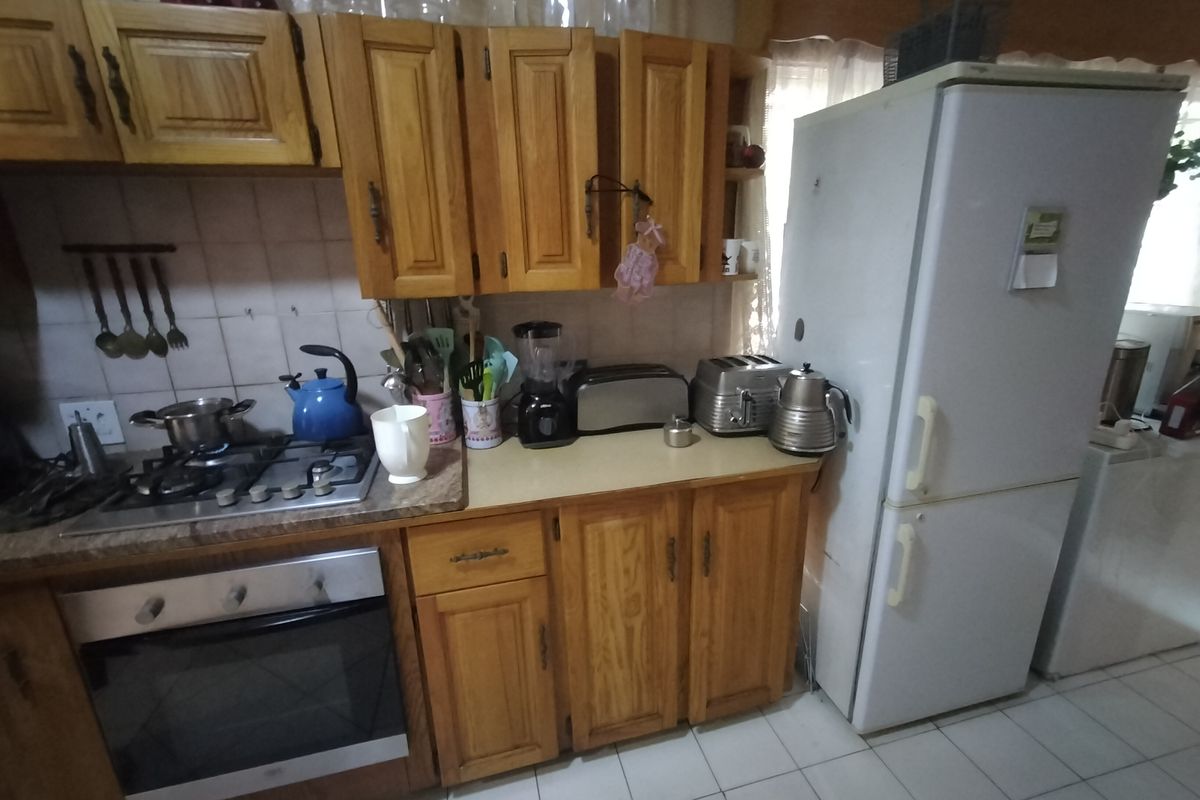 Spacious Family Home with Endless Potential in Pretoria North - Photo 2