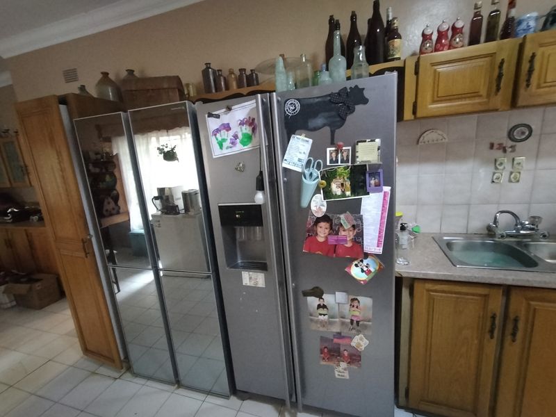 Spacious Family Home with Endless Potential in Pretoria North - Photo 3
