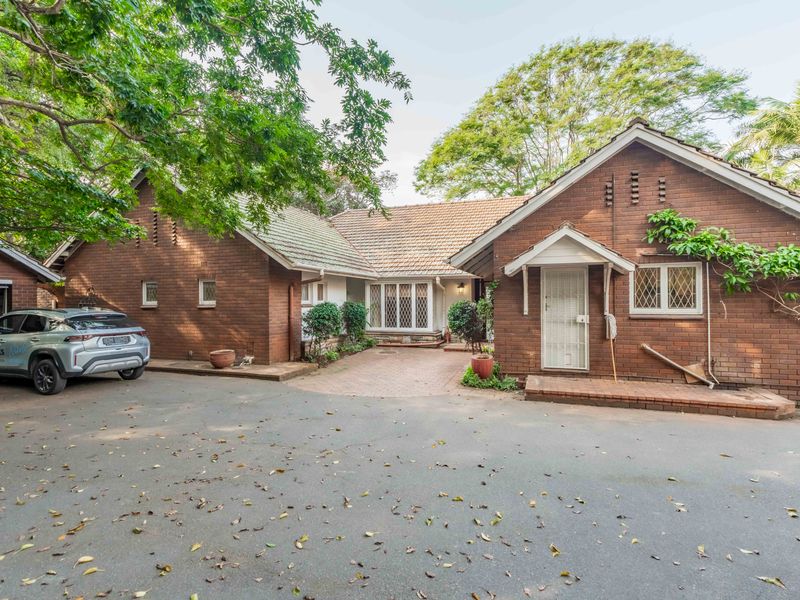 Non Distressed Modern Luxury Auction - Grande Old Dame - Perfect Location in Windemere - Photo 3