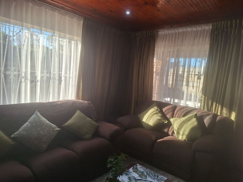 Neat, Modern and Move-In Ready Family Home - Photo 3