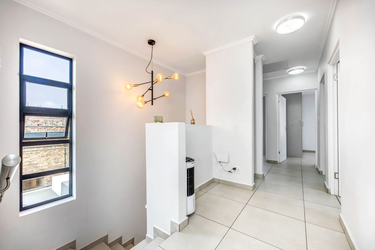 Spacious 4-Bedroom Townhouse in Sought-After Sagewood, Broadacres - Photo 4