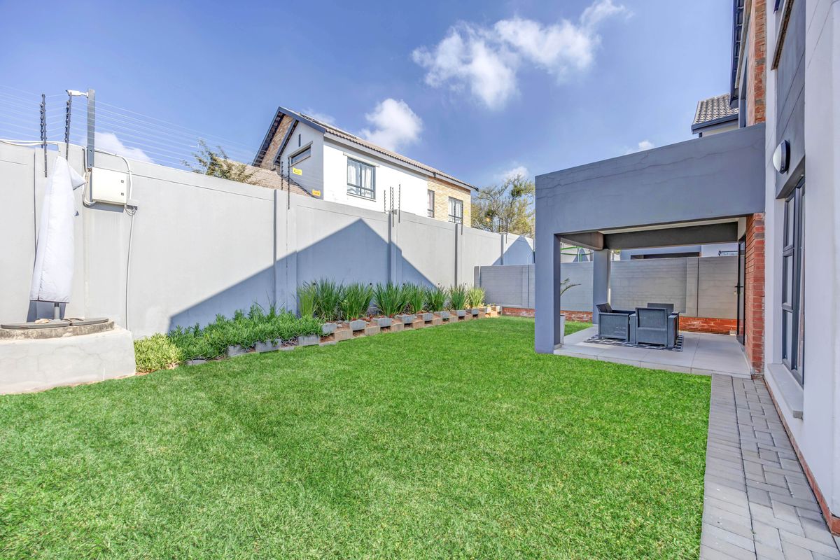Spacious 4-Bedroom Townhouse in Sought-After Sagewood, Broadacres - Photo 2
