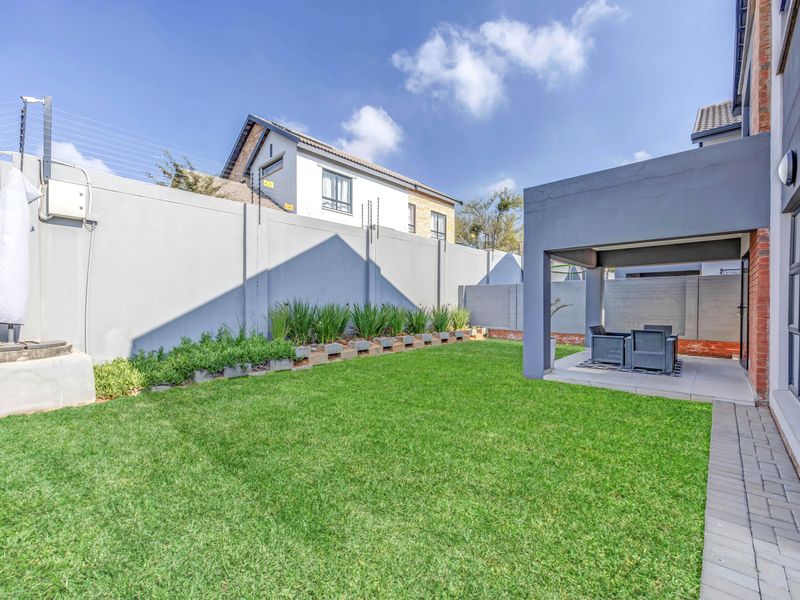 Spacious 4-Bedroom Townhouse in Sought-After Sagewood, Broadacres - Photo 2