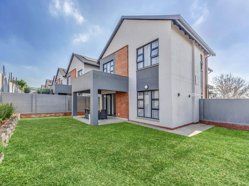 Spacious 4-Bedroom Townhouse in Sought-After Sagewood, Broadacres - Photo 1