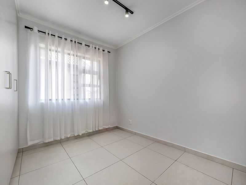 Spacious 4-Bedroom Townhouse in Sought-After Sagewood, Broadacres - Photo 10