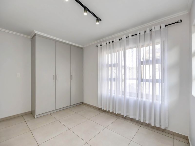 Spacious 4-Bedroom Townhouse in Sought-After Sagewood, Broadacres - Photo 8