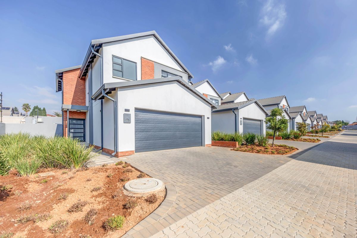 Spacious 4-Bedroom Townhouse in Sought-After Sagewood, Broadacres - Photo 3