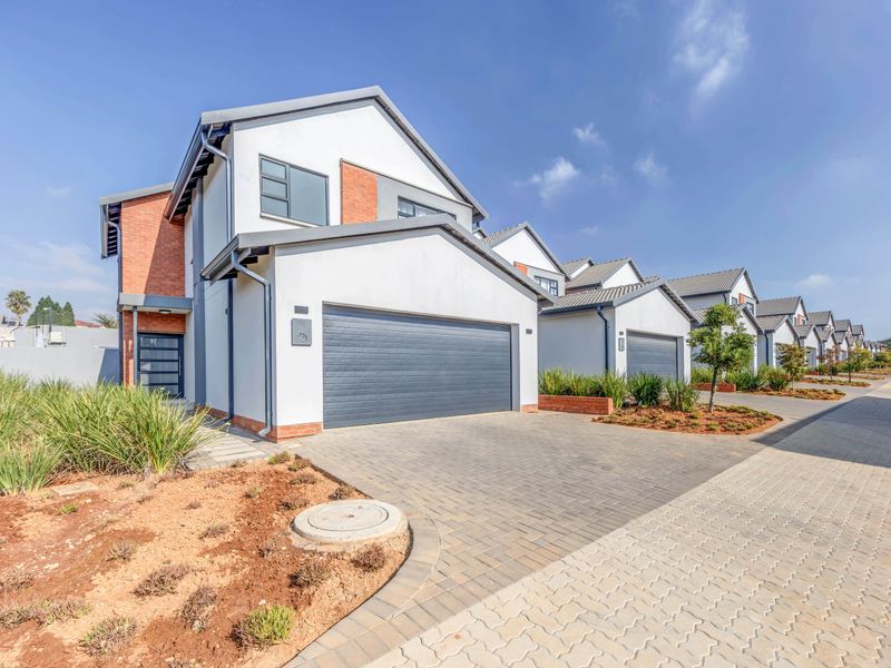 Spacious 4-Bedroom Townhouse in Sought-After Sagewood, Broadacres - Photo 3
