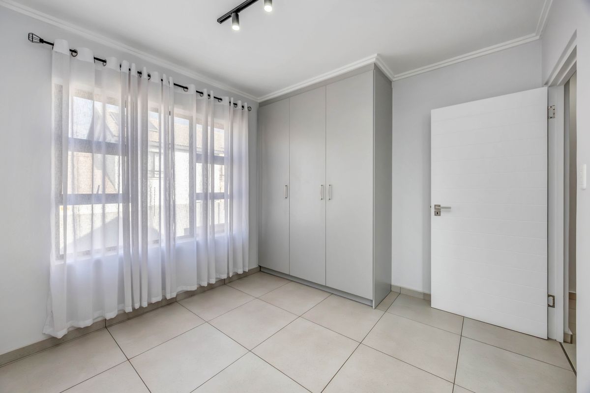 Spacious 4-Bedroom Townhouse in Sought-After Sagewood, Broadacres - Photo 5