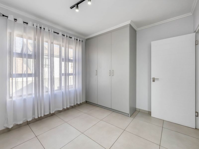 Spacious 4-Bedroom Townhouse in Sought-After Sagewood, Broadacres - Photo 5