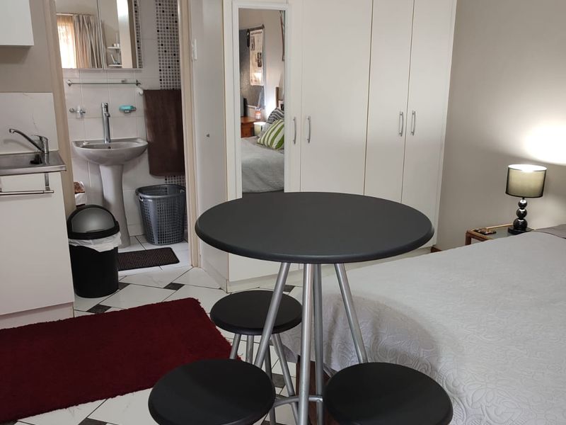 Bachelor Flatlet/cottage to let in Scottsville (fully furnished) - Photo 6