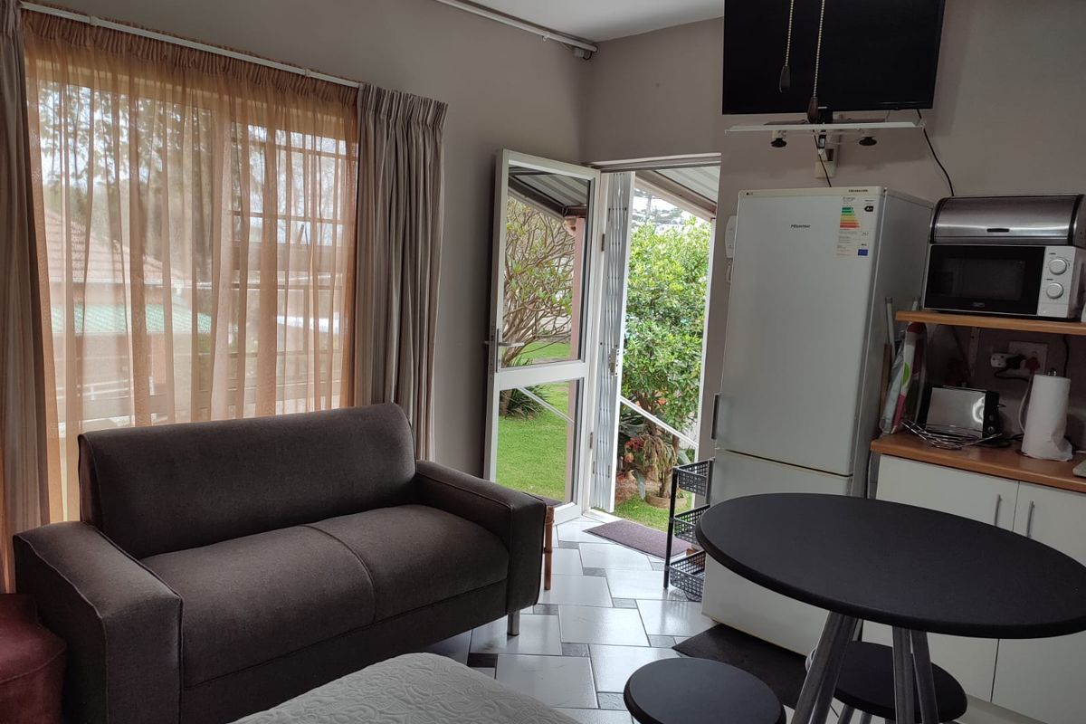 Bachelor Flatlet/cottage to let in Scottsville (fully furnished) - Photo 4