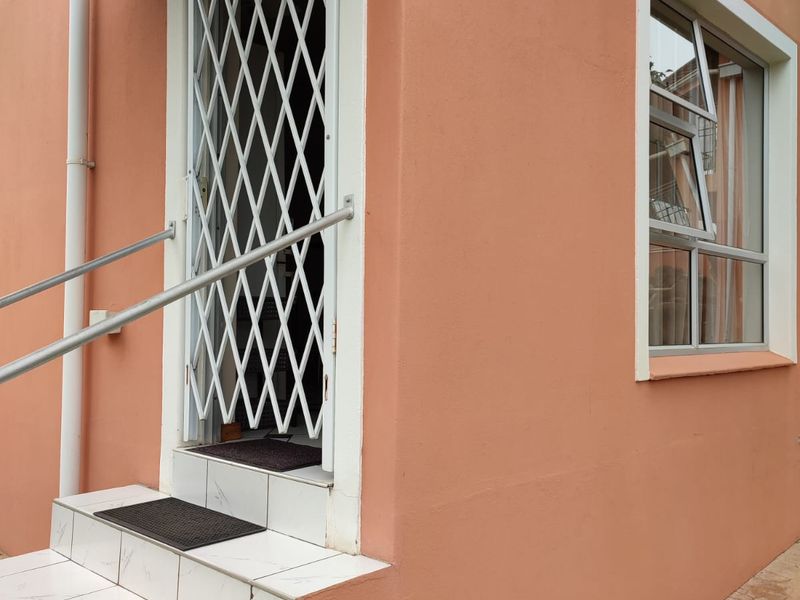 Bachelor Flatlet/cottage to let in Scottsville (fully furnished) - Photo 2
