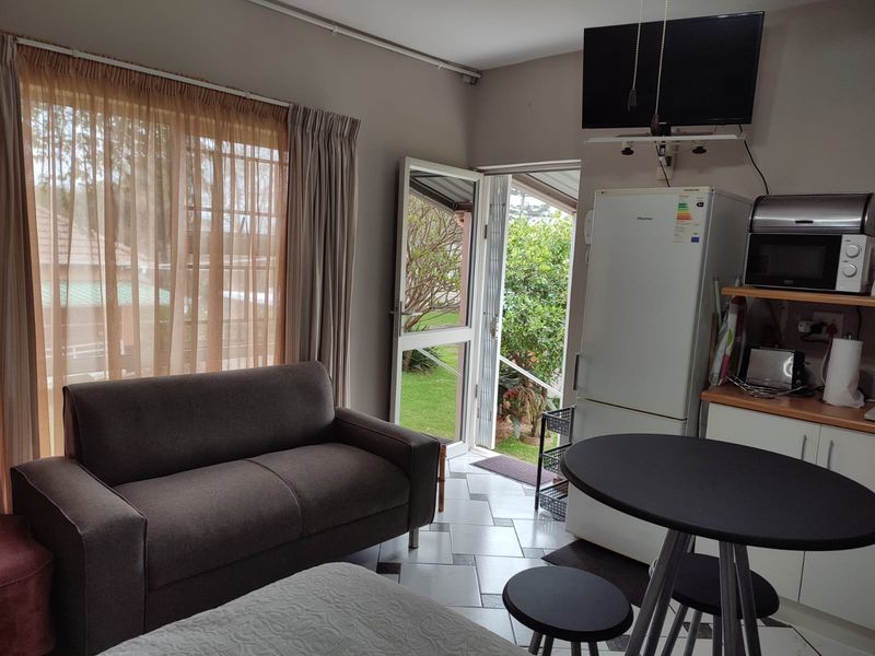 Bachelor Flatlet/cottage to let in Scottsville (fully furnished) - Photo 7