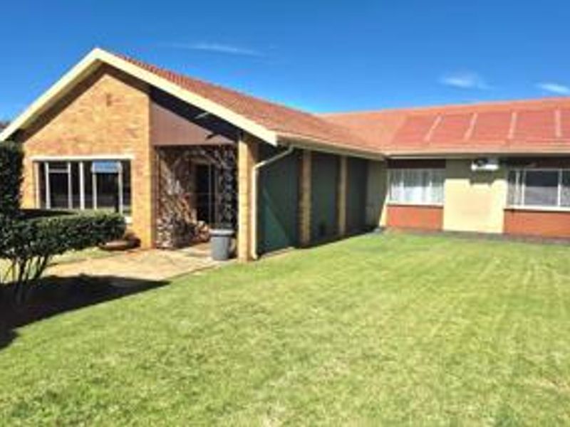 Gem close to Schools - Photo 1