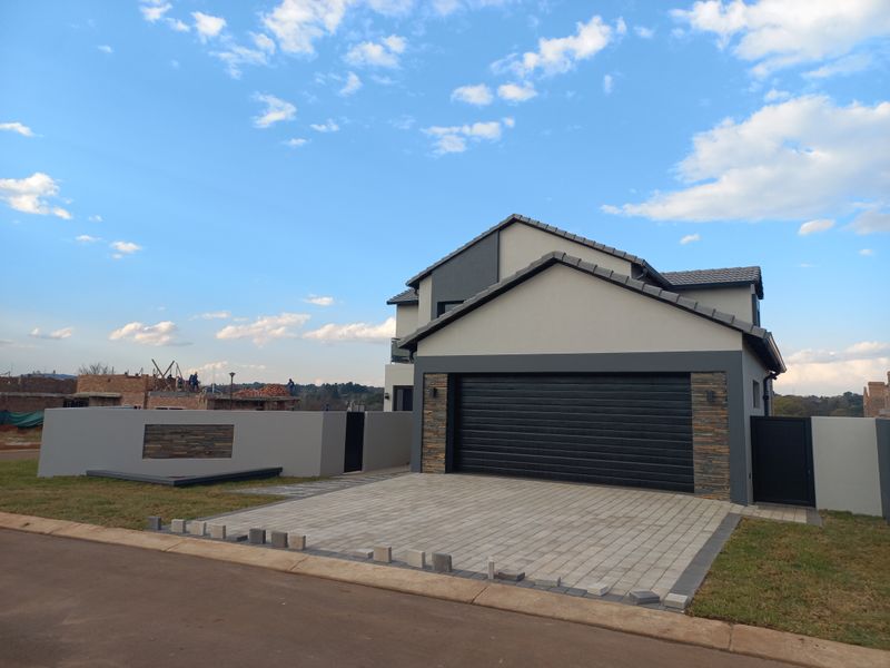 Brand new! Contemporary home in Du Vin Estate - Photo 1