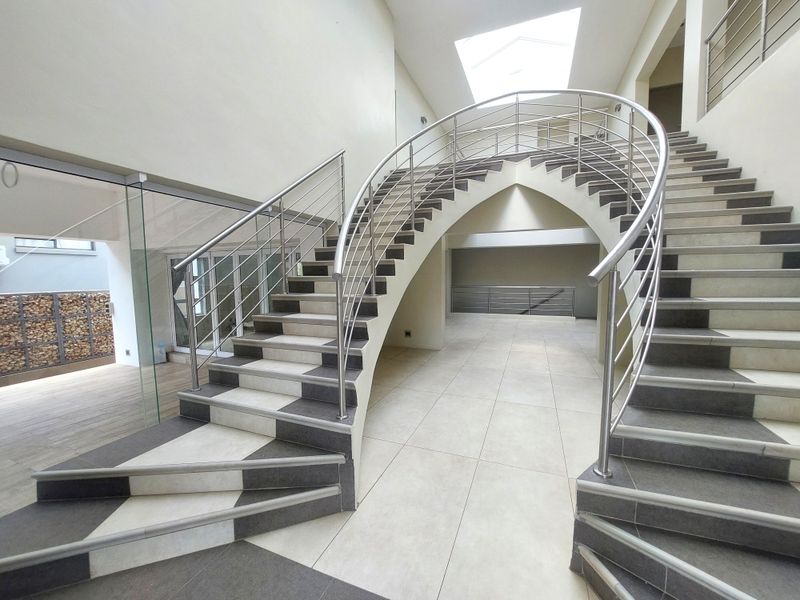 BARGAIN Luxurious Modern Secure family home - Photo 2