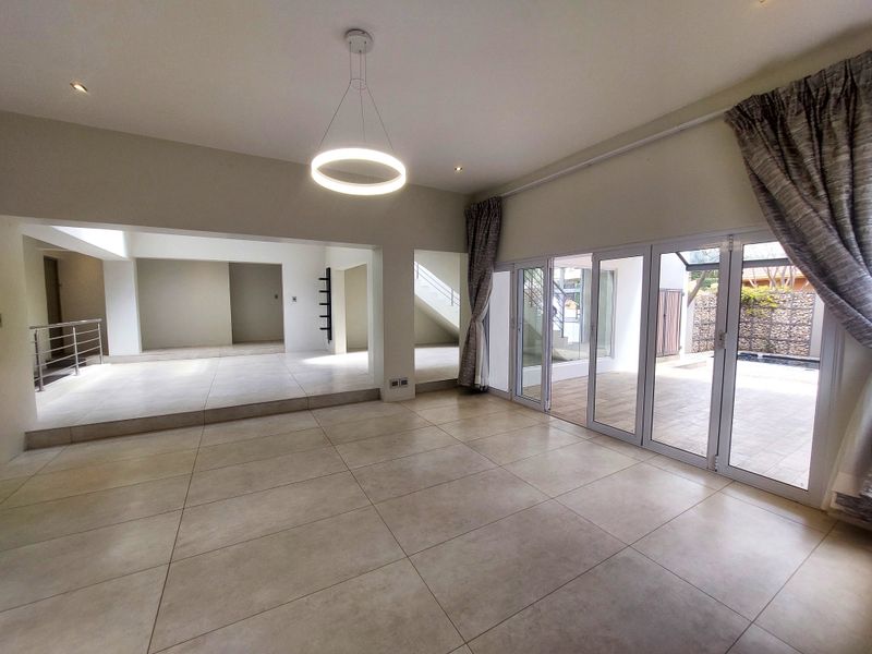 BARGAIN Luxurious Modern Secure family home - Photo 3