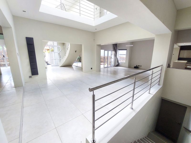 BARGAIN Luxurious Modern Secure family home - Photo 5